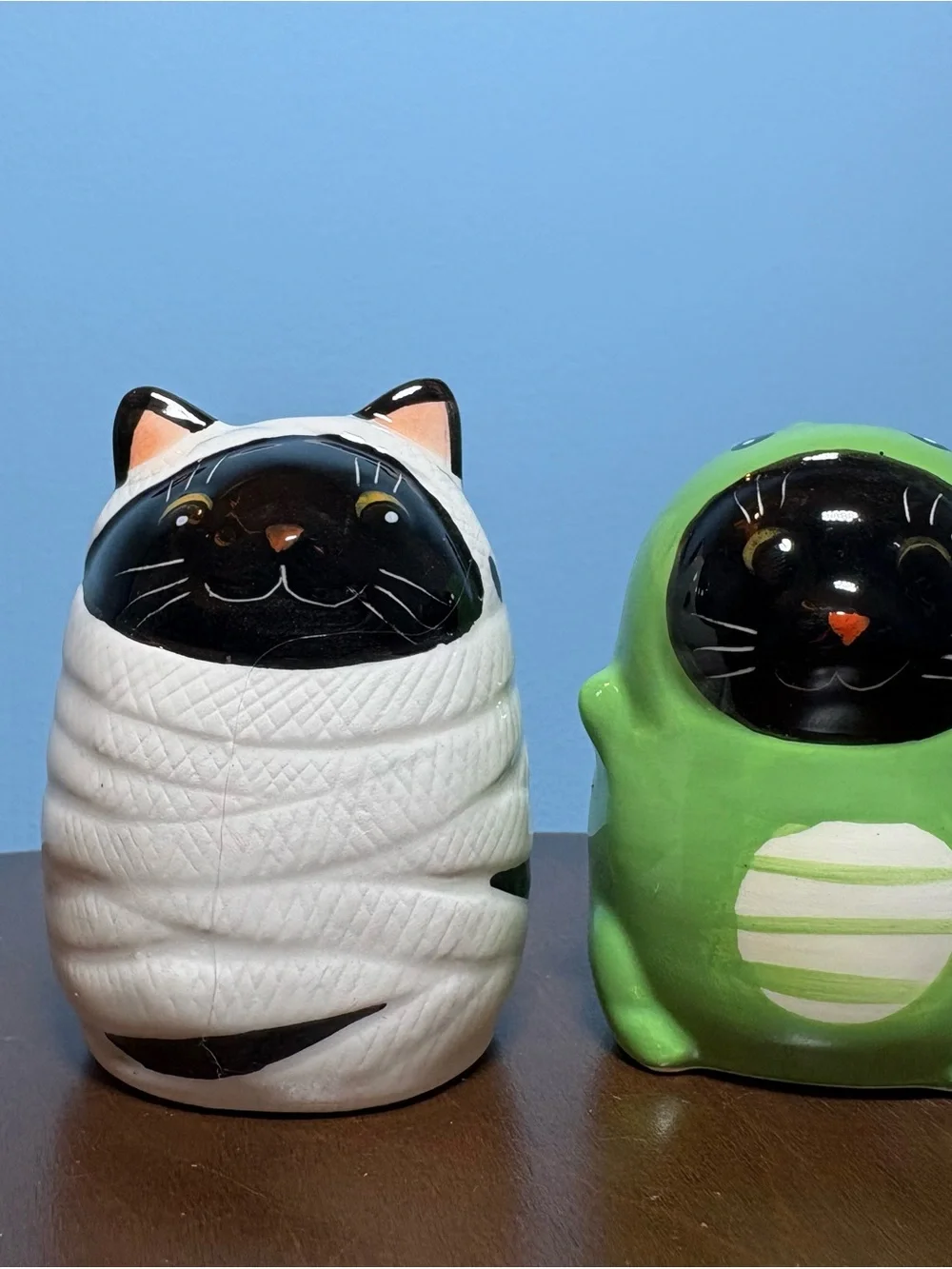 Ceramic Cat Figurine Set – White and Green Decorative Cats